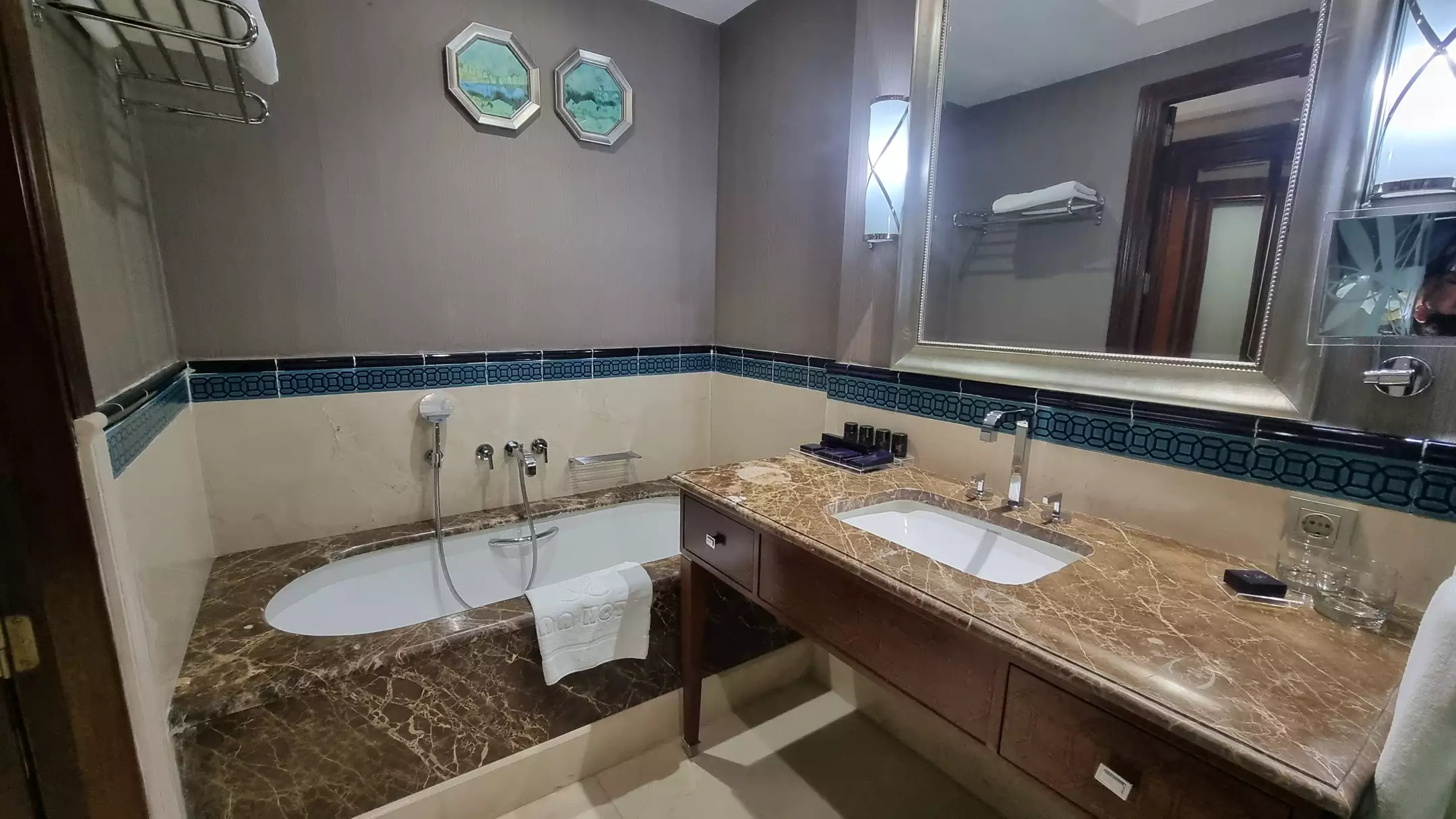 حمام هتل آنا با وان و روشویی سنگی