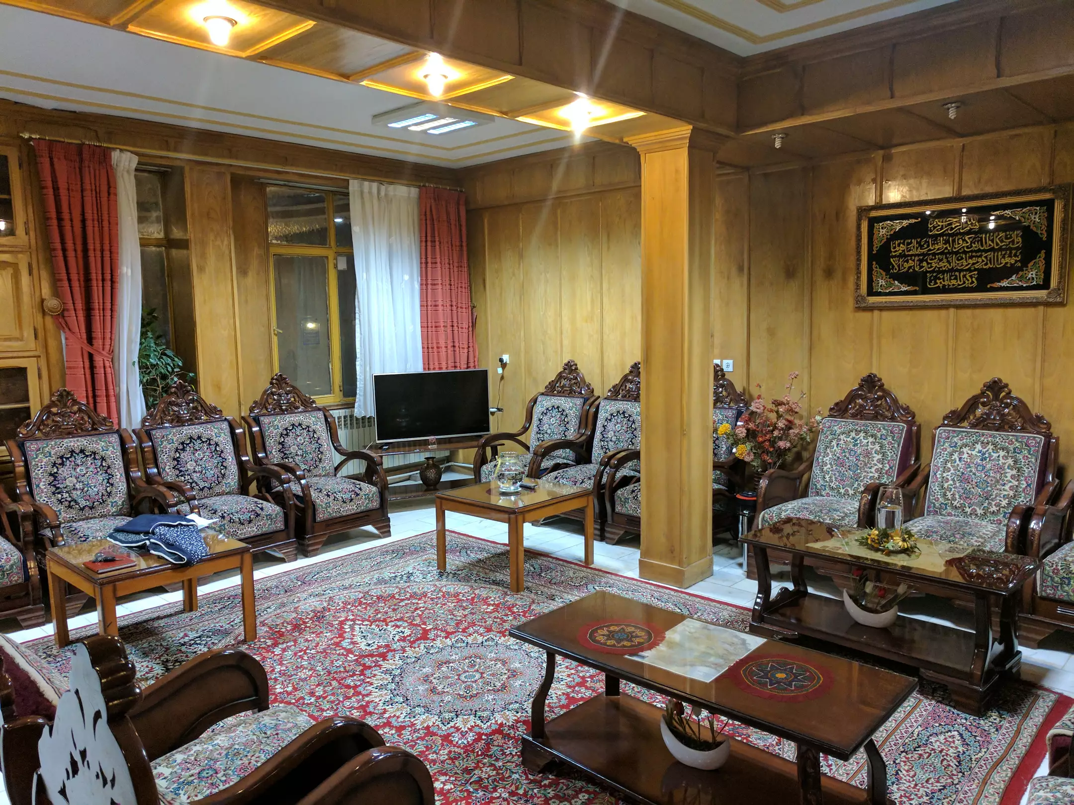 سالن نشیمن چوبی هتل اخوان با فرش ایرانی