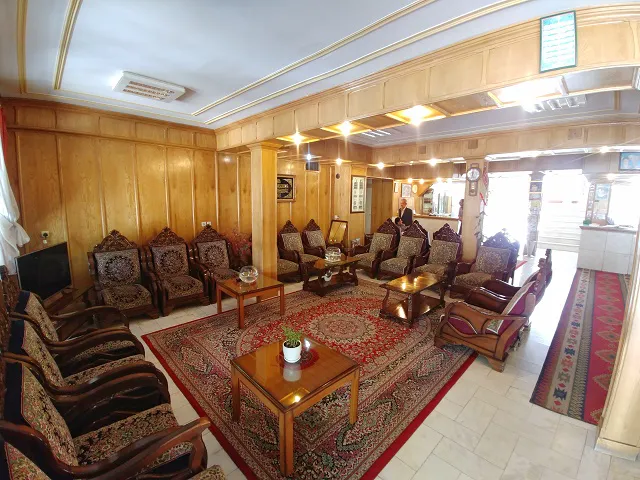 سالن نشیمن هتل اخوان با مبلمان و فرش ایرانی