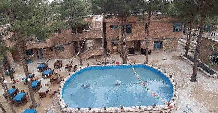 استخر روباز هتل دلیار در میان محوطه درخت‌کاری‌شده