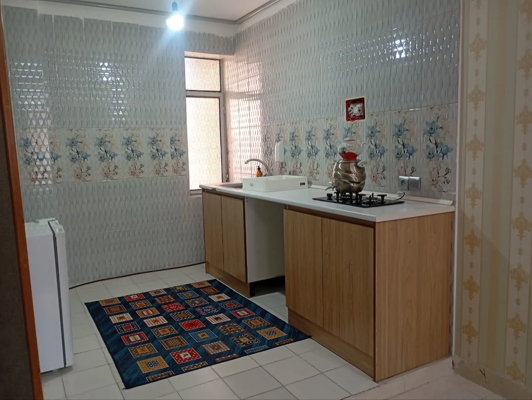 آشپزخانه هتل دلیار با کابینت و اجاق گاز