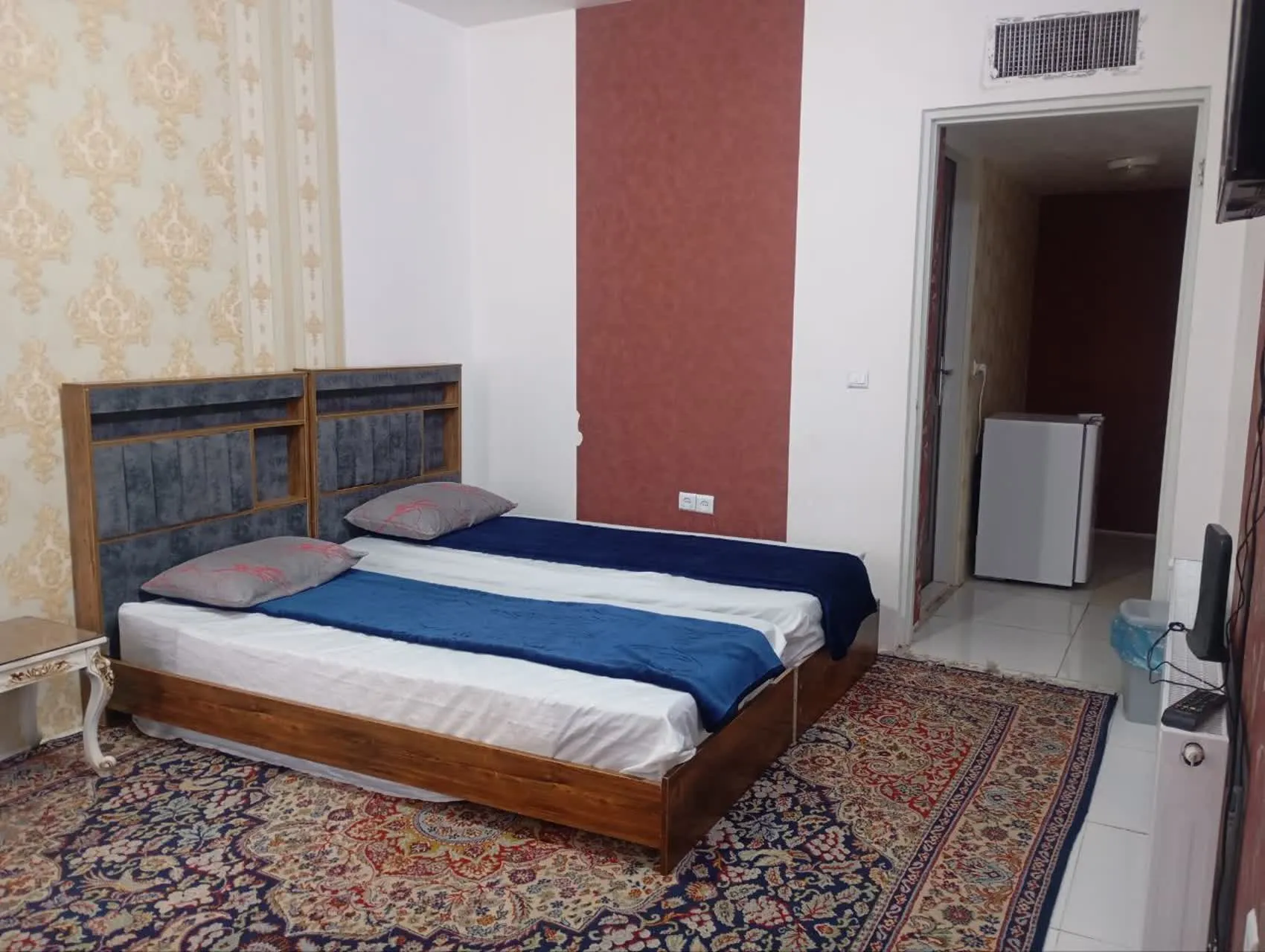 اتاق دو تخته هتل دلیار با فرش ایرانی