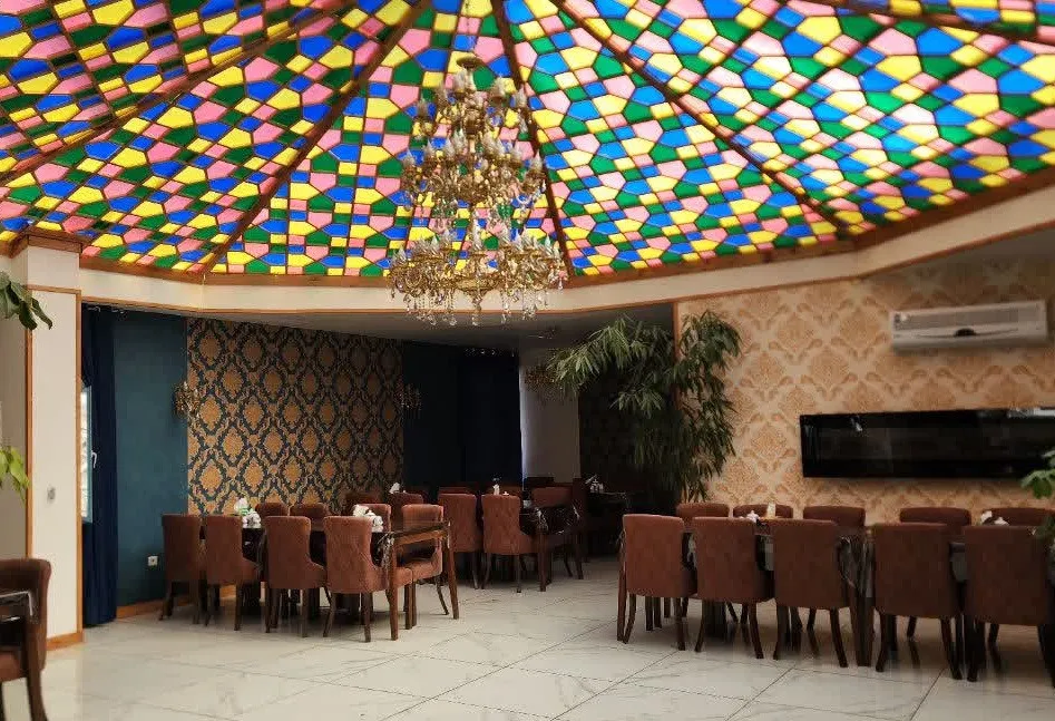 سالن غذاخوری هتل دلیار با سقف شیشه‌رنگی