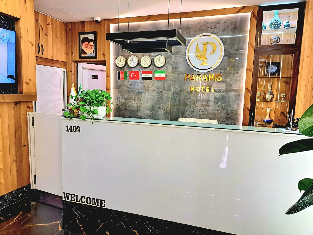 پذیرش هتل پارامیس با دیوار چوبی