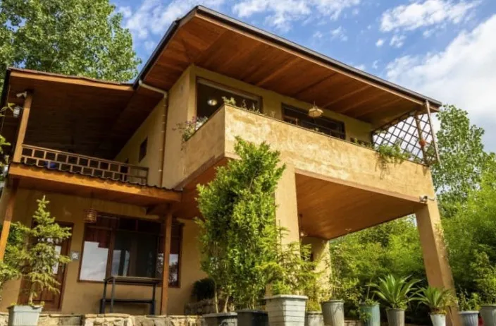 نمای بیرونی ساختمان چوبی هتل یارا