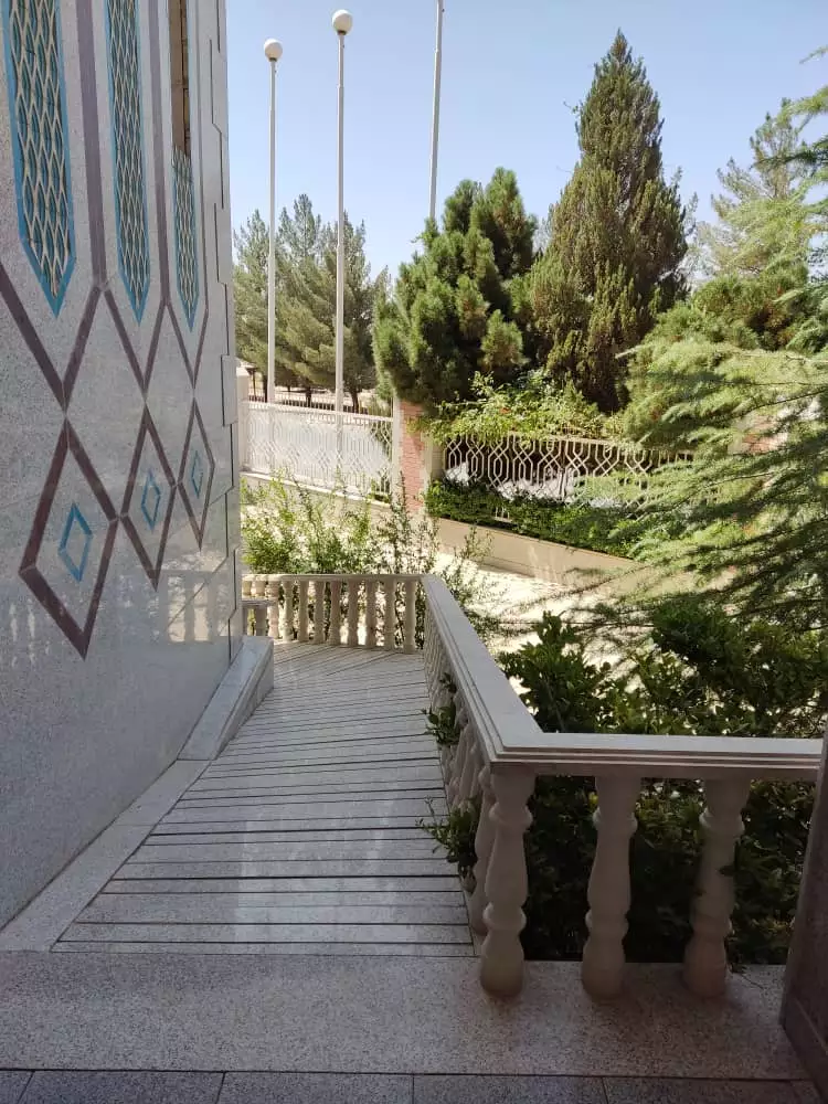مسیر سنگ‌فرش کنار فضای سبز هتل کاخ