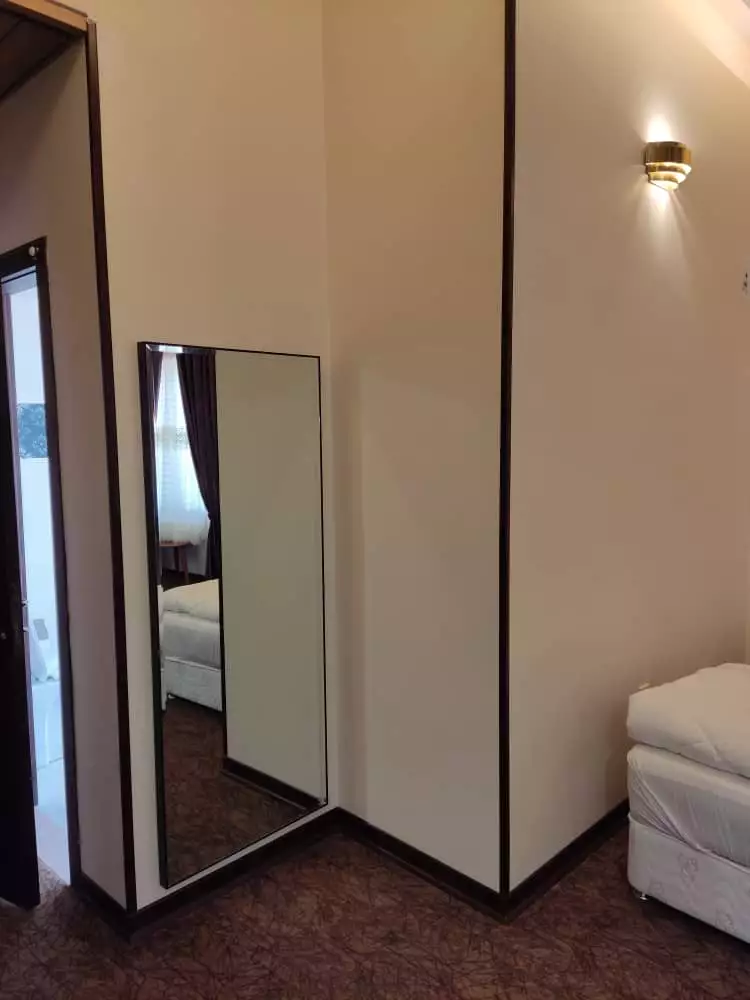 آینه قدی کنار تخت در اتاق کاخ