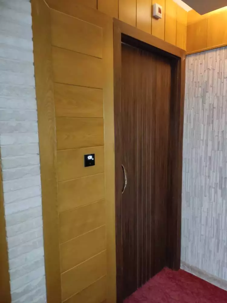 درب چوبی اتاق کاخ در راهرو