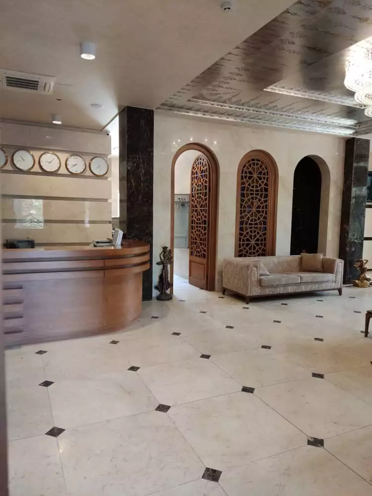 پذیرش هتل کاخ با کانتر چوبی و مبل
