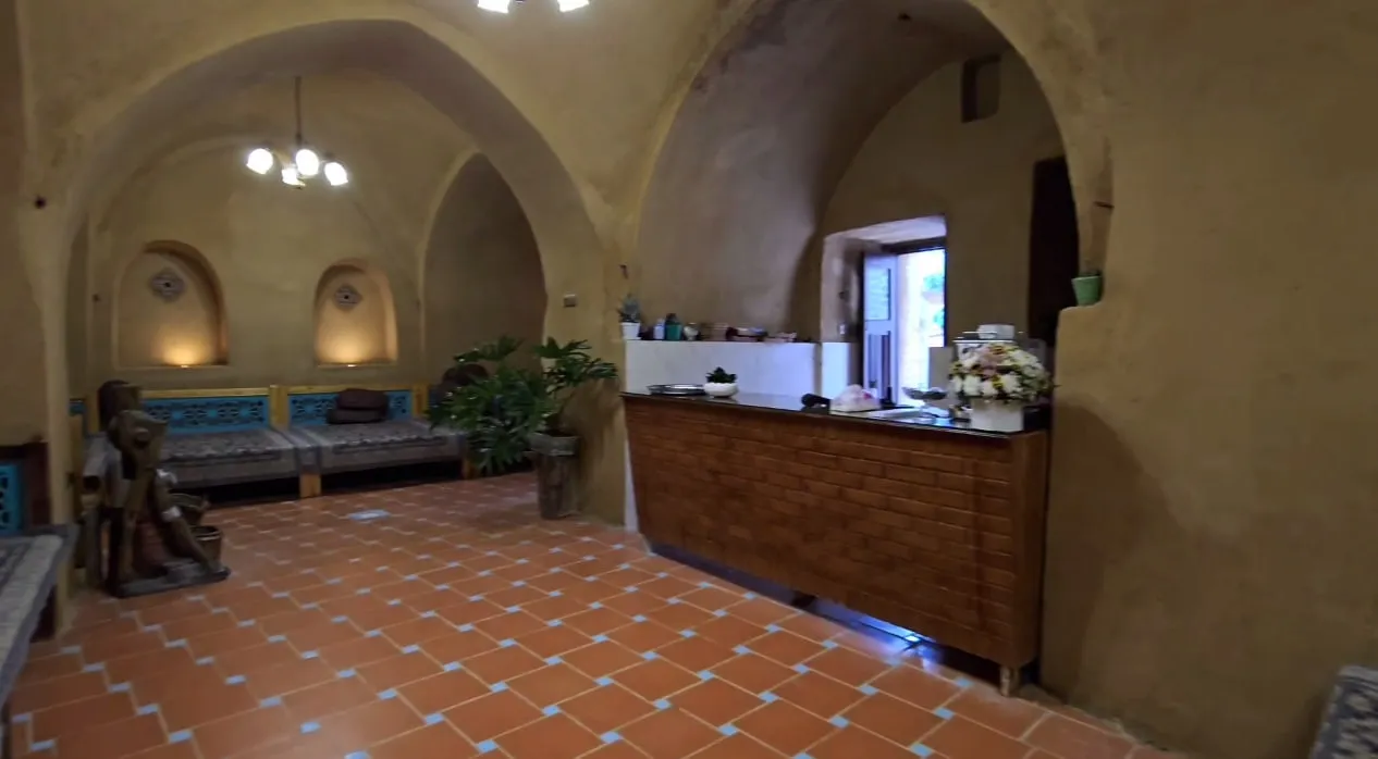 پذیرش عمارت پریزاد در فضای طاق‌دار
