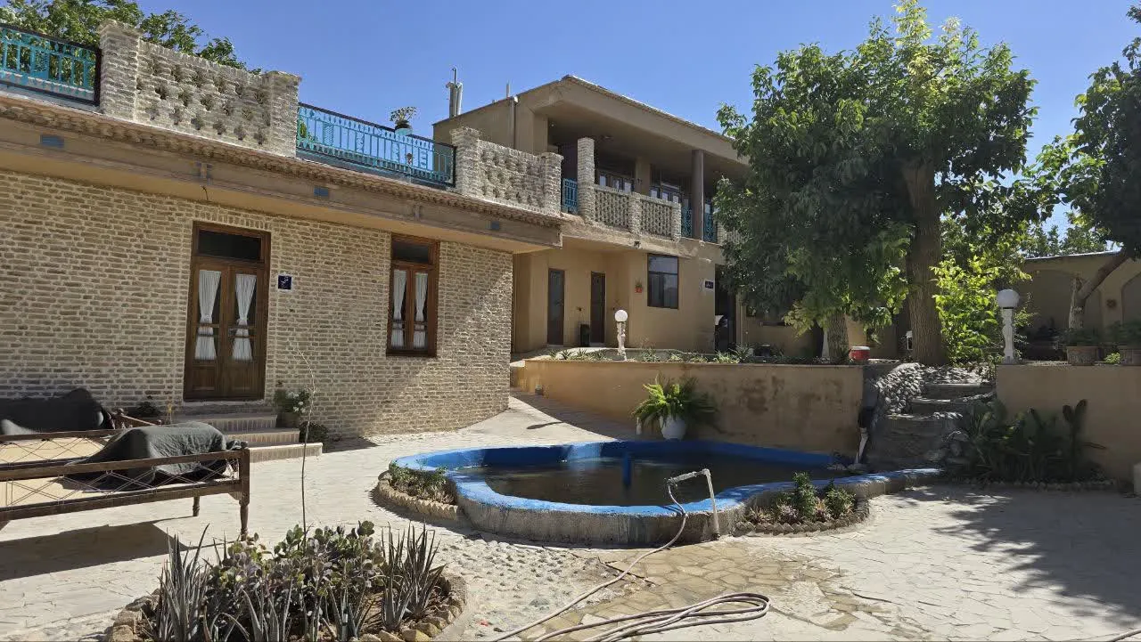 حیاط عمارت پریزاد با حوضچه آبی