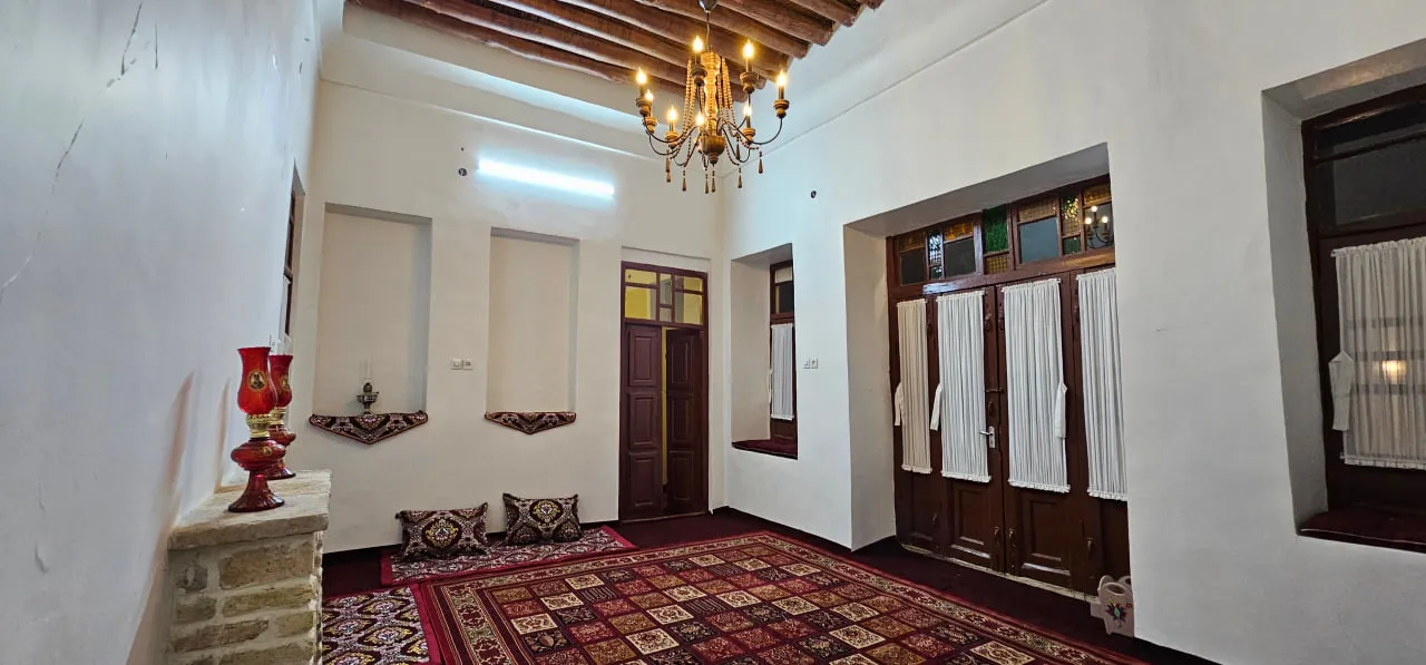اتاق سنتی عمارت پریزاد با لوستر و فرش