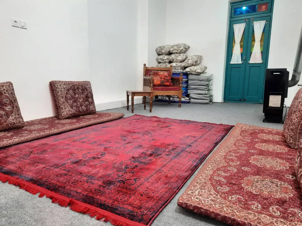 فرش قرمز و تشک‌های سنتی کاشانه