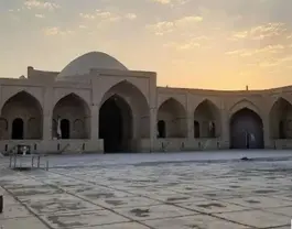 حیاط تاریخی سرای ارغوانی با ایوان‌های آجری
