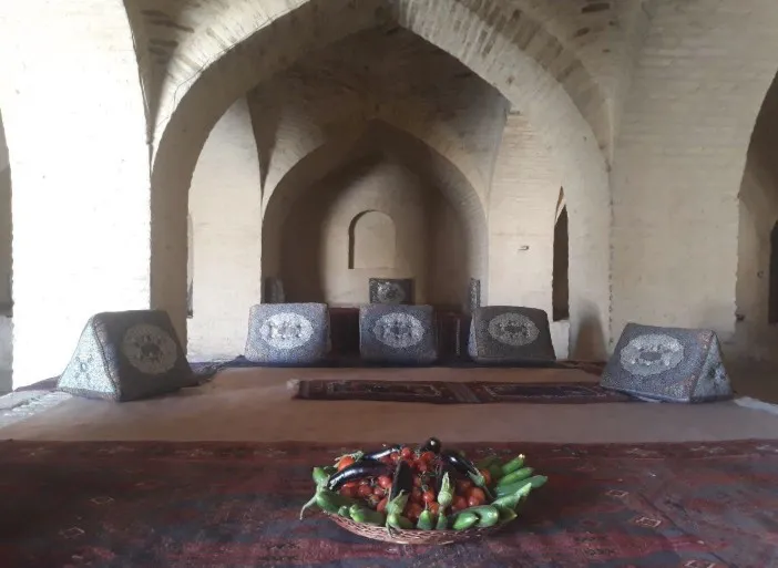 نشیمن طاق‌دار با سینی میوه سرای ارغوانی
