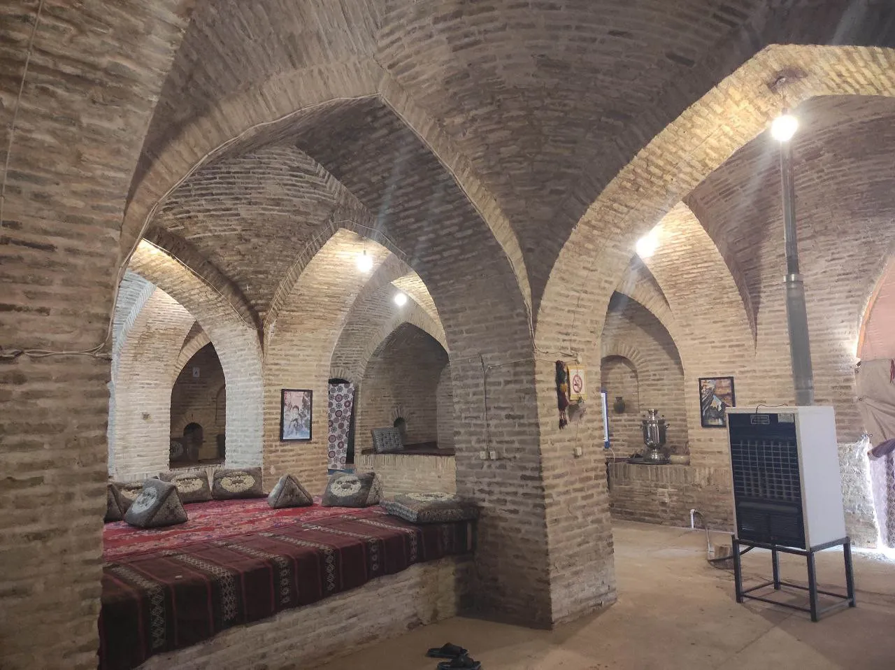 فضای نشیمن طاق‌دار آجری سرای ارغوانی