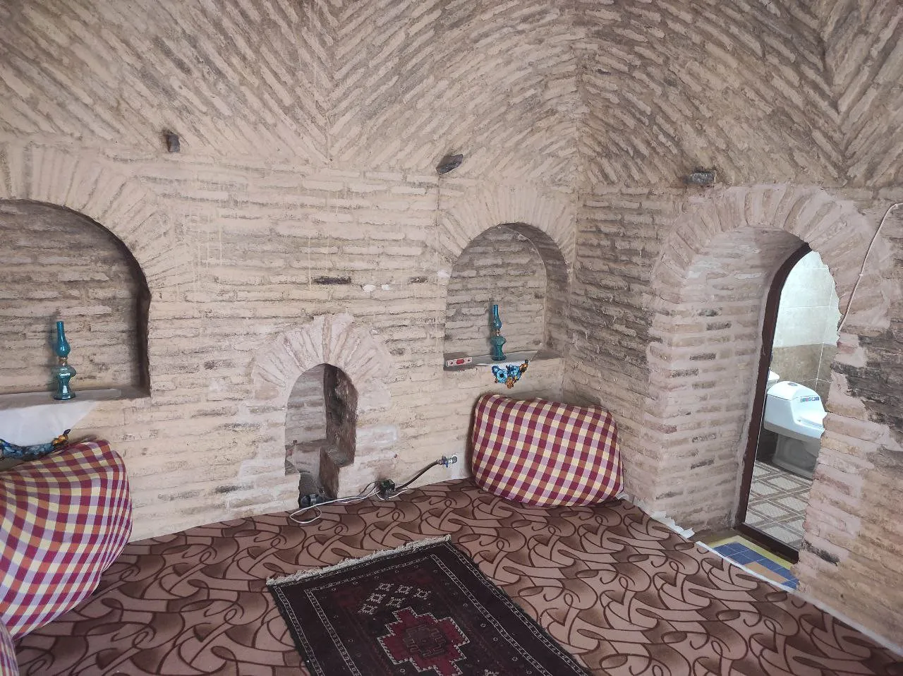 اتاق سنتی با طاق آجری در سرای ارغوانی