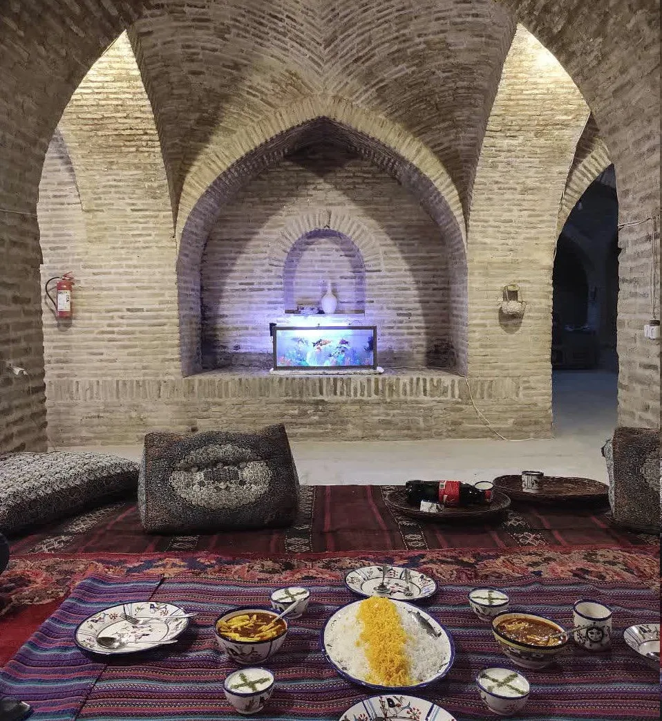سفره غذای ایرانی در تالار آجری سرای ارغوانی