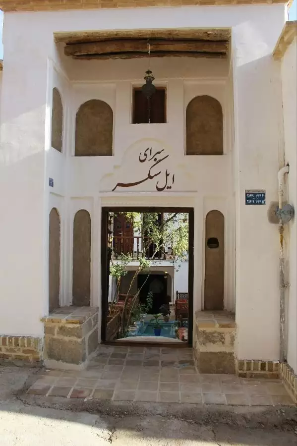 ورودی طاقدار سرای ایل سنگسر با حیاطی در پسزمینه