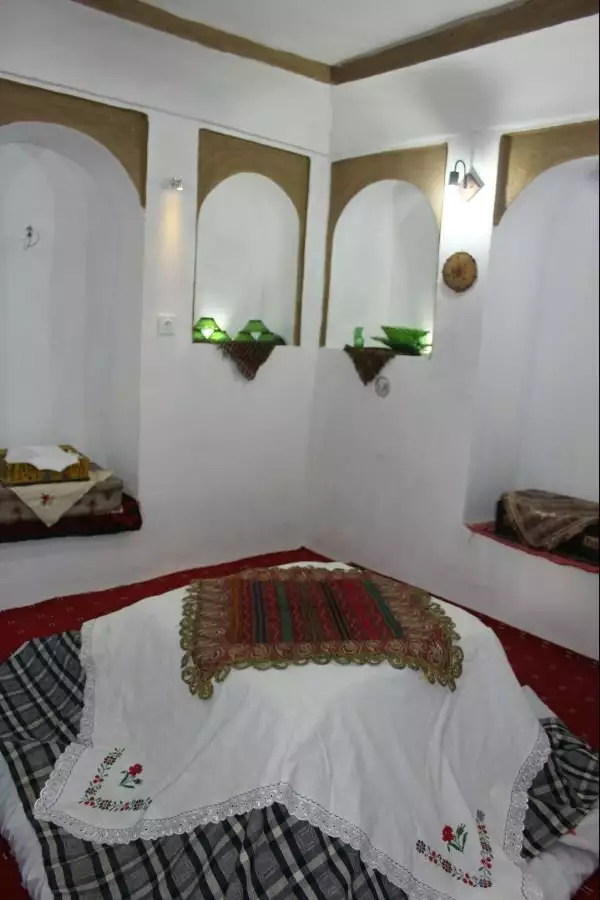 چیدمان سنتی نشیمن در سرای ایل سنگسر