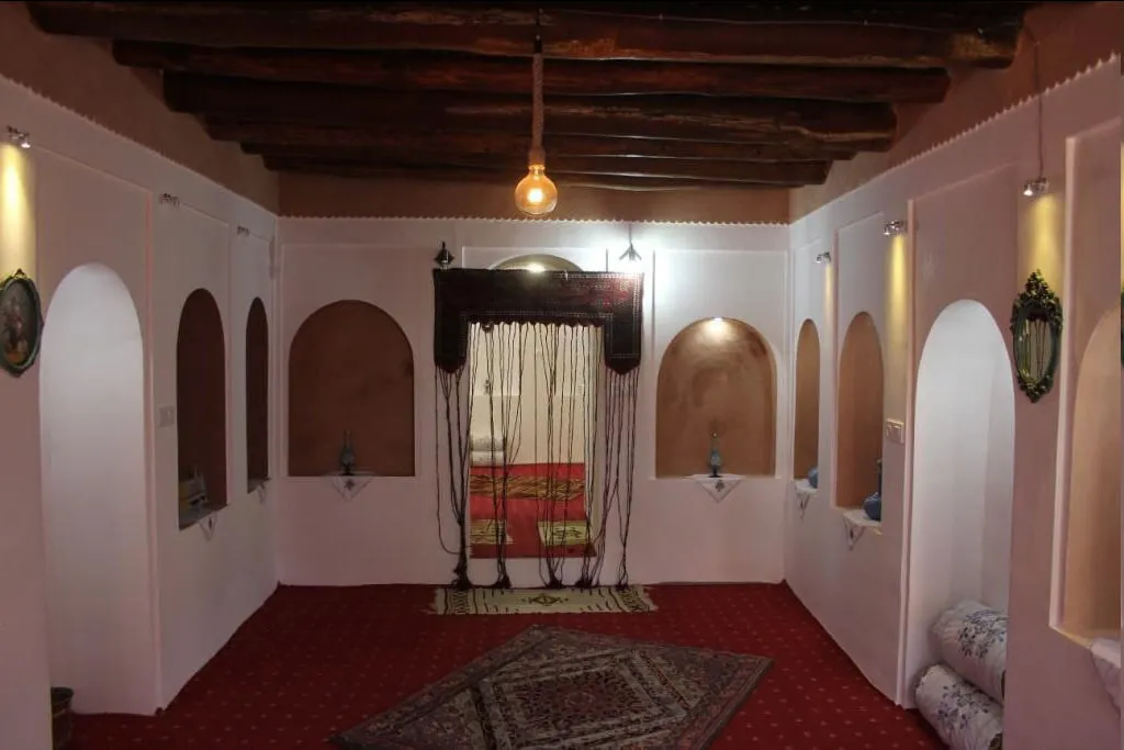 اتاق سنتی سرای ایل سنگسر با سقف تیرچوبی