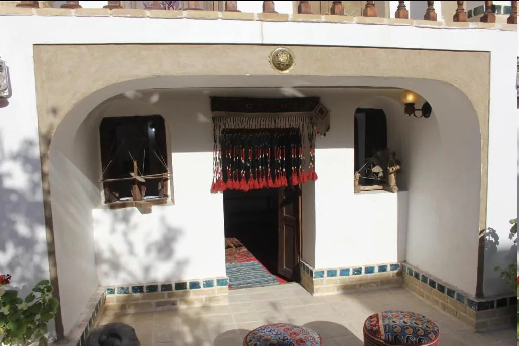 ایوان سفید سرای ایل سنگسر با ورودی سنتی