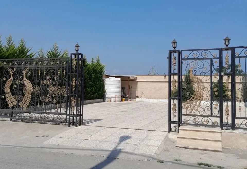دروازه فلزی تزئینی ورودی هتل پویا