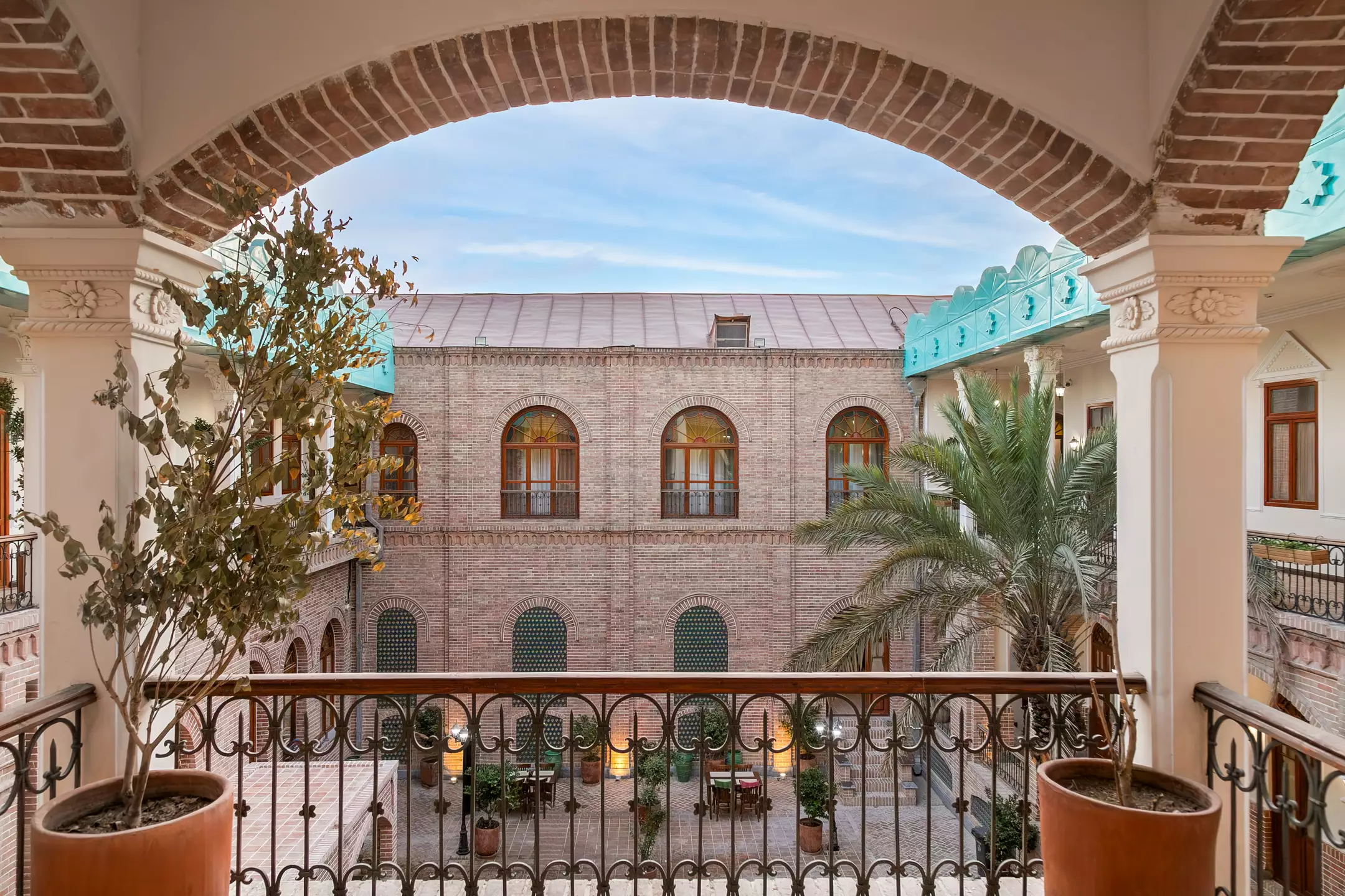 نمای حیاط آجری عمارت ملوکانه از زیر طاق