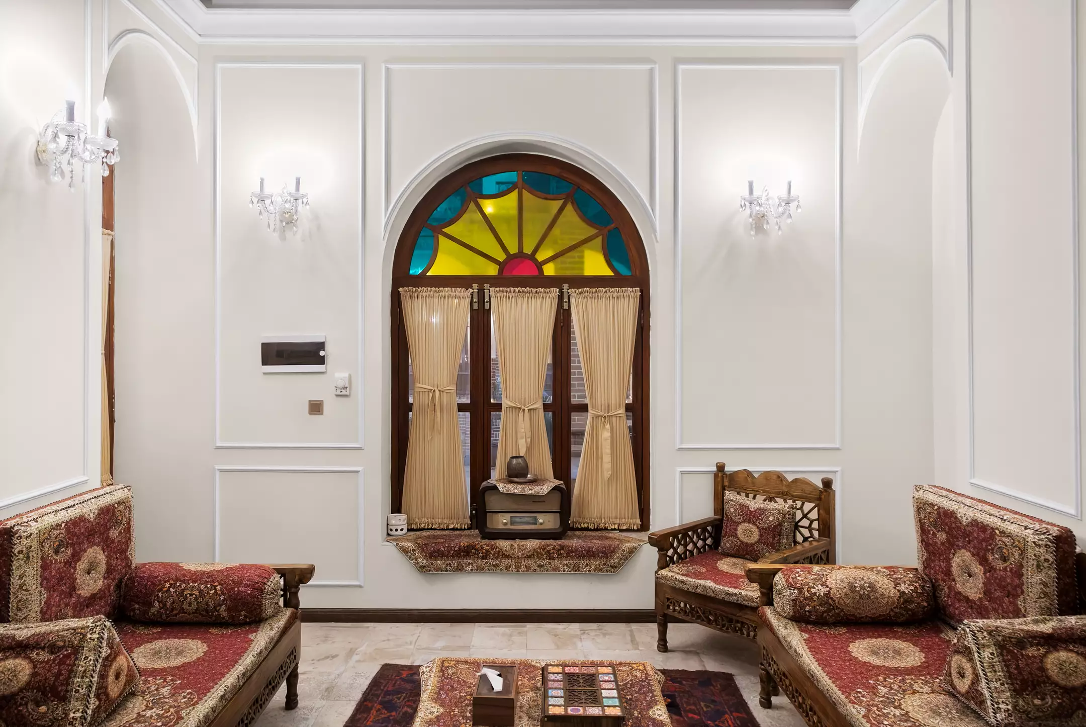 نشست‌گاه سنتی و پنجره رنگی عمارت ملوکانه
