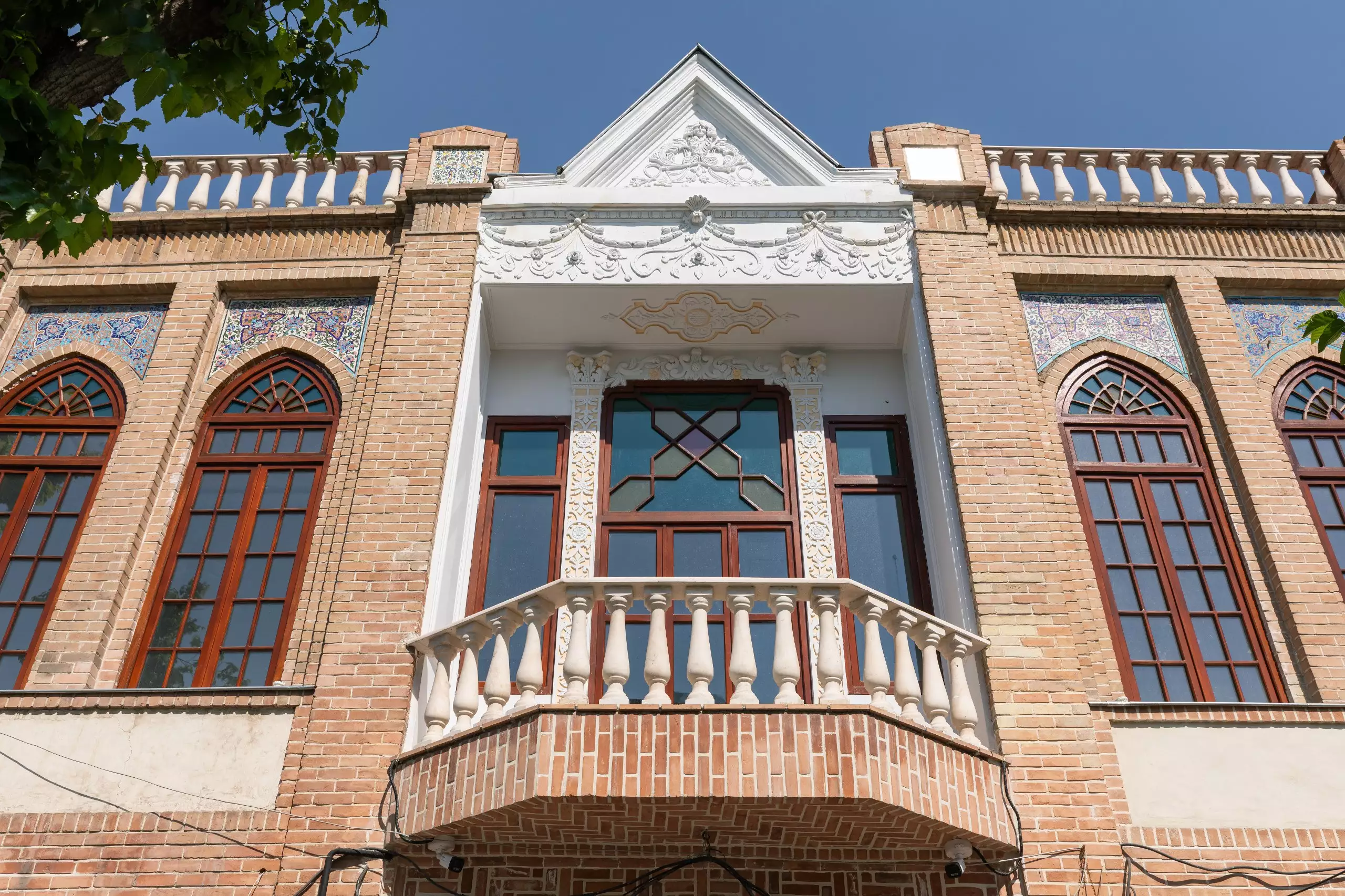نمای آجری و بالکن عمارت ملوکانه