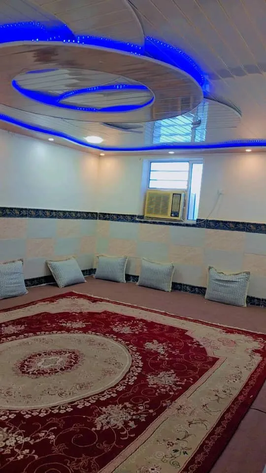 سالن نشیمن هتل ناخدا علی با فرش قرمز و نورپردازی آبی