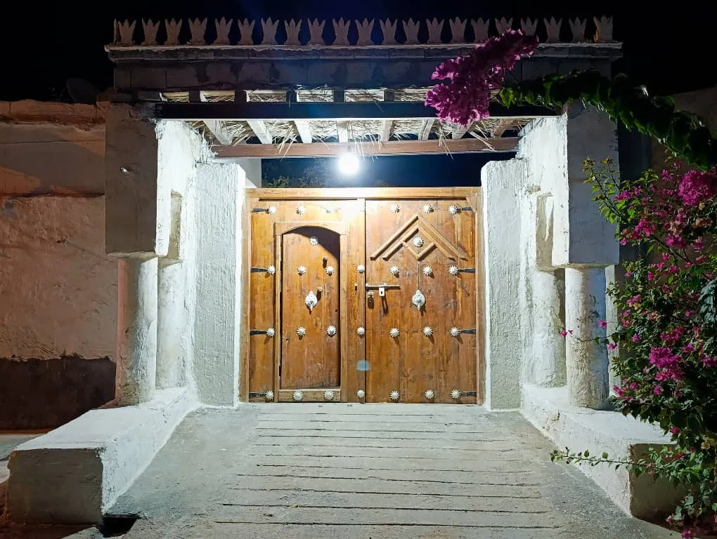 درِ چوبی ورودی اقامتگاه ناخدا علی