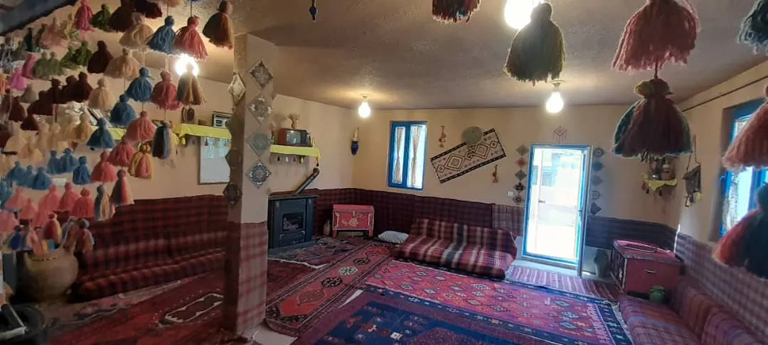 اتاق نشیمن سنتی هه وارگه ی هانیس با فرش‌های رنگارنگ