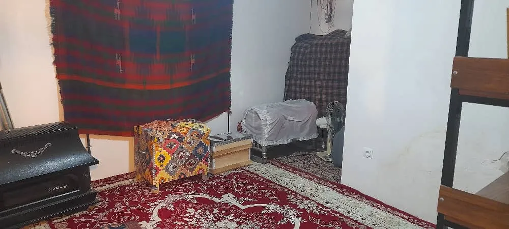 فضای سنتی اقامتگاه هه وارگه ی هانیس با فرش قرمز