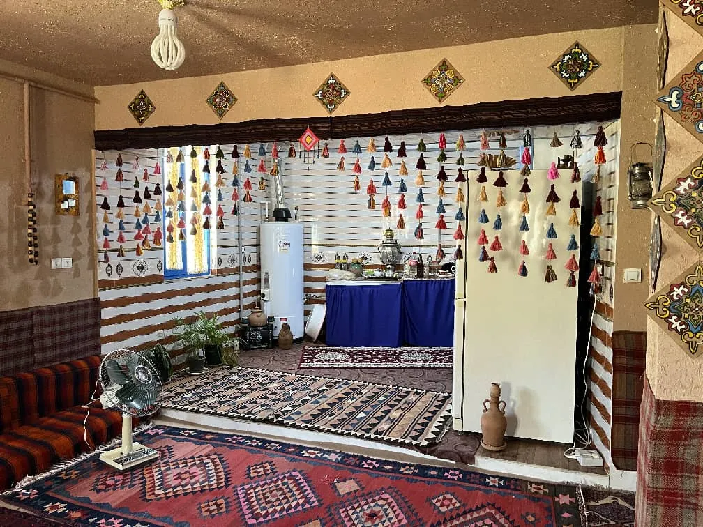 فضای سنتی هه وارگه ی هانیس با پرده‌های منگوله‌دار و فرش
