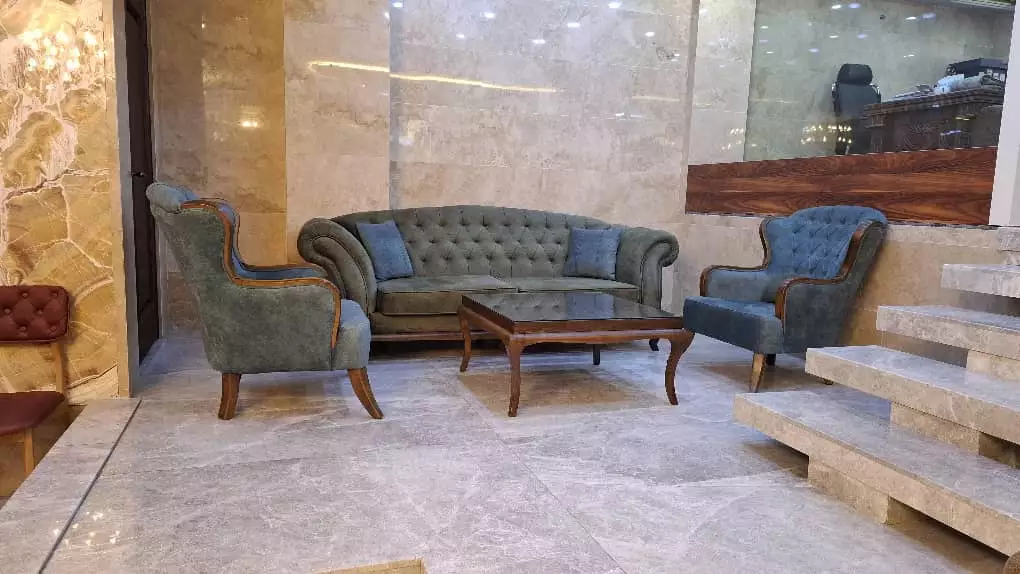 مبلمان لابی هتل مهر آلاء کنار دیوار مرمری