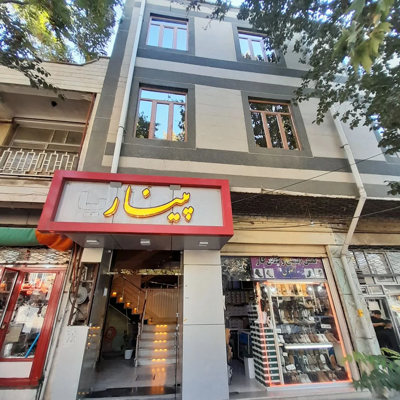 ورودی هتل پینار با تابلوی سردر