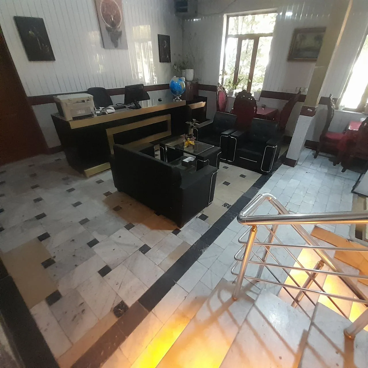 لابی هتل پینار با مبلمان مشکی