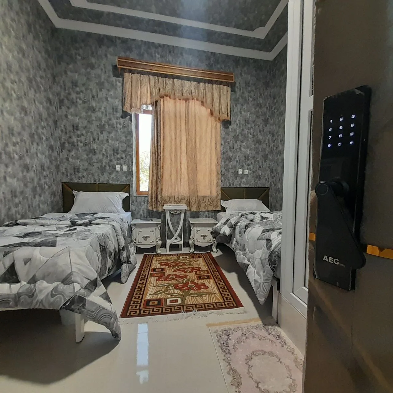 اتاق دو تخته هتل پینار با پنجره و فرش
