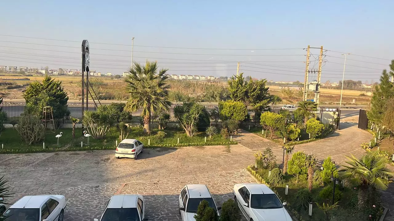 محوطه سرسبز و پارکینگ اسپینل