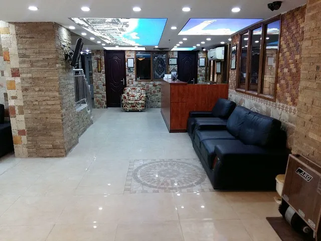 لابی هتل جمشید با کانتر پذیرش و مبل چرمی