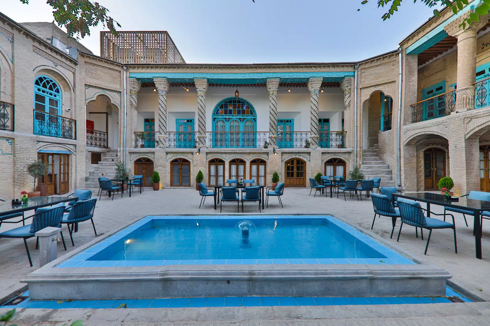 حوض مستطیلی در حیاط هتل آریانا مهر