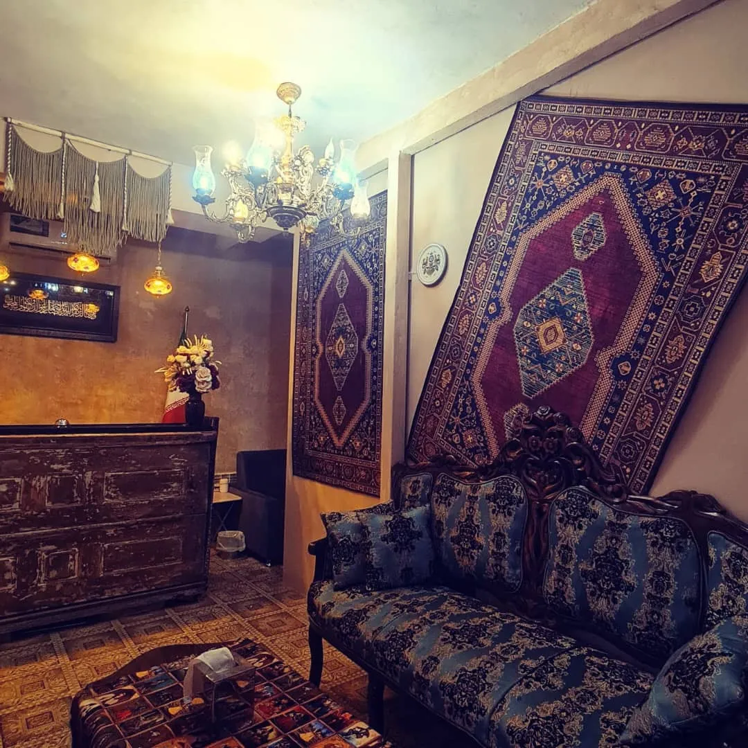 پذیرش اقامتگاه صوفی راز با فرشهای دیواری و مبل سنتی