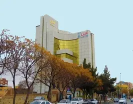 نمای بیرونی هتل آبان با نمای شیشهای زرد