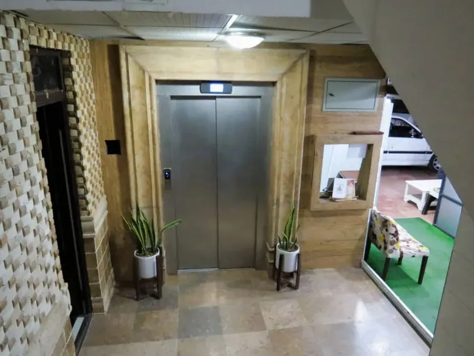 آسانسور و ورودی لابی هتل آبان