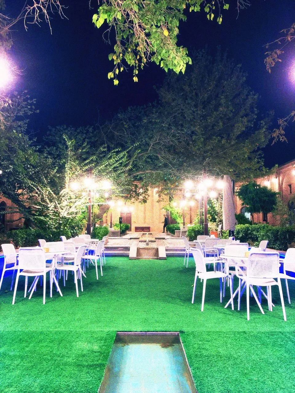 چیدمان میز و صندلی در فضای سبز هتل قهرمانی