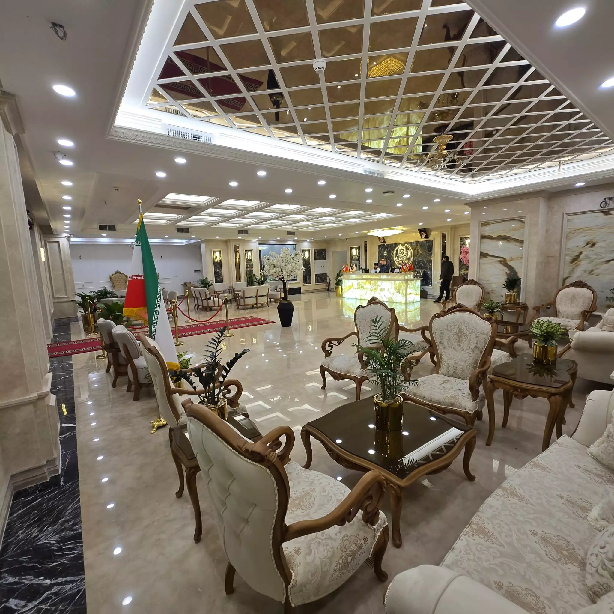 لابی هتل مدینه المعصومه با مبلمان کلاسیک