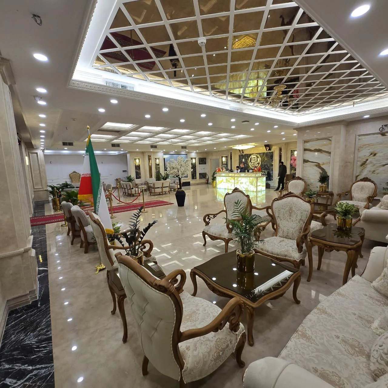 لابی هتل مدینه المعصومه با مبلمان کلاسیک