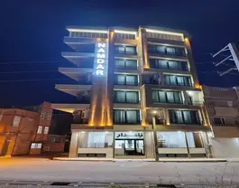 نمای شبانه ساختمان هتل نامدار با نورپردازی عمودی