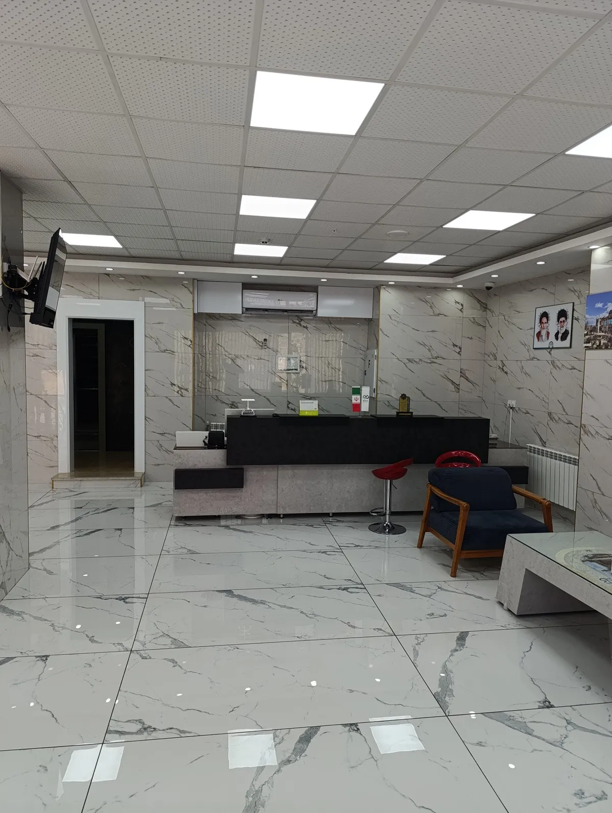 پذیرش هتل نامدار با میز مشکی و صندلی انتظار